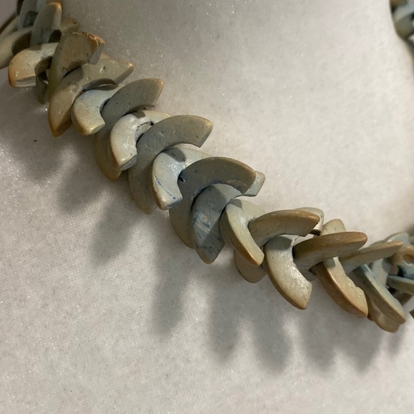 Seashell Cream Howlite Chevron Arrow Bohemian Edgy Minimalist Choker Necklace - Picture 12 of 16